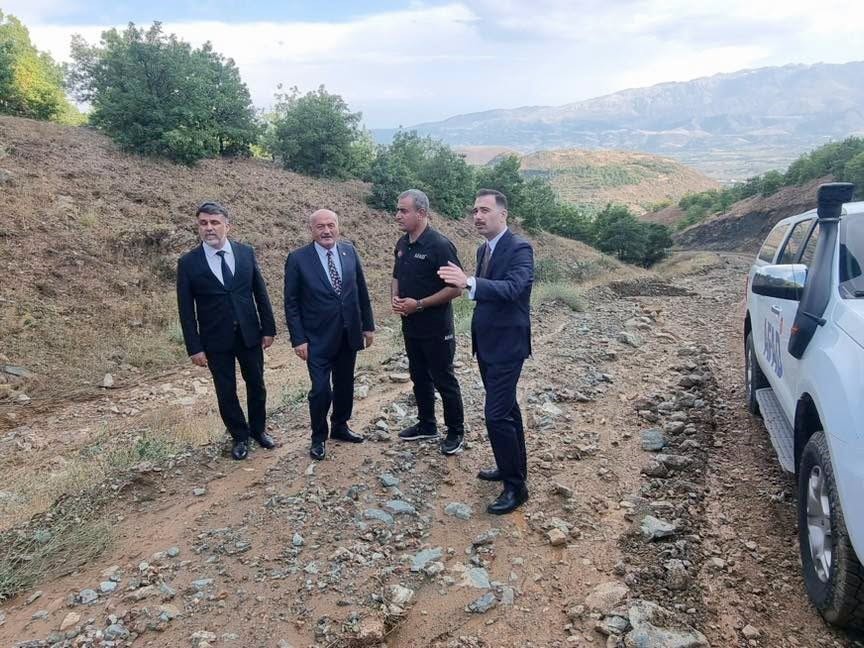 milletvekili-karaman-uzumlu-de-toprak-kaymasi-bolgesini-degerlendirdi