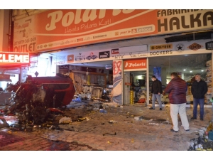 Sürücüsünün Direksiyon Hakimiyetini Kaybeden Lüks Otomobil Ayakkabı Dükkanına Daldı