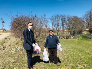 Köy Muhtarı, 65 Yaş Üstü Vatandaşların Gıda İhtiyaçlarına Destek Oluyor