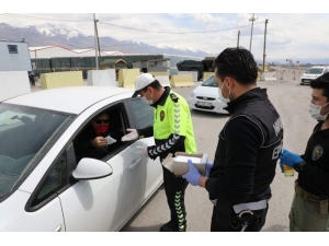 Güvenlik Güçleri Vatandaşlara Maske Dağıttı