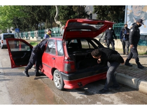 Adana’da Şüpheli Araç Polis Ekiplerini Alarma Geçirdi
