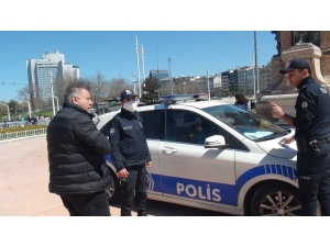 Taksim’de Ceza Yiyen Vatandaştan İlginç Sosyal Mesafe Tepkisi