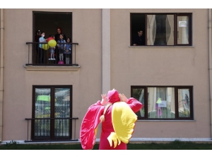 Evlerinden Çıkmayan Minikler Sokakta Tiyatro Gösterisiyle Moral Buldular