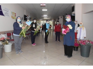 İzto’dan Sağlık Çalışanlarına “Çiçek” Morali