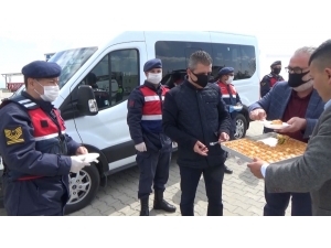 10 Nisan’da Polis Ekiplerine Tatlı İkramıyla Moral Desteği