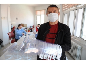 Gençlik Merkezi’nden Sağlık Çalışanlarına Siperlik Maske Desteği