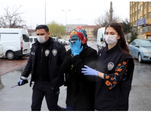 Elindeki Sıvıyı Asansör Ve Kapılara Süren Kadın Adliyeye Sevk Edildi