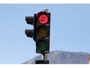 Kırmızı Işıkla "Evde Kal" Uyarısı