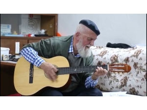 73 Yaşındaki Gitaristten "Evde Kal Türkiye" Şarkısı
