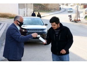 Belediye Başkanı Karadağ Vatandaşlara Maske Dağıttı