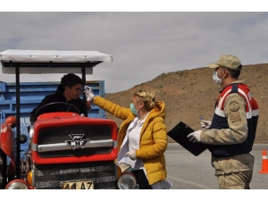 Arguvan’a Giriş Yapanların Ateşleri Ölçülüyor