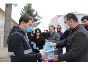 Başkan Pazarda Maske Dağıttı