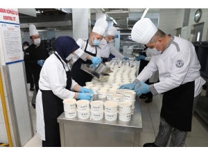 Büyükşehir’den Sokağa Çıkamayan 2 Bin 500 Kişiye Her Gün İki Öğün Sıcak Yemek