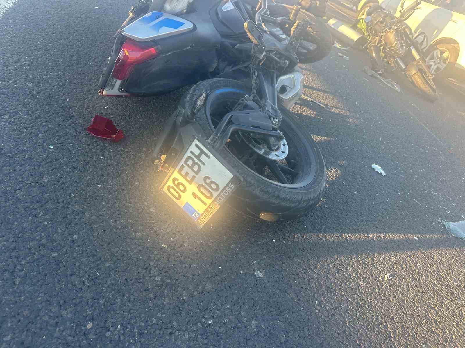 ankara-eskisehir-yolunda-iki-motosiklet-ayni-istikametteki-otomobile-carpti-2-yarali