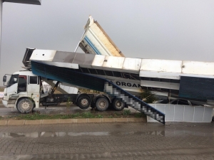 Damperi Açık Kalan Kamyon 2 Tonluk Tabelayı Yıktı