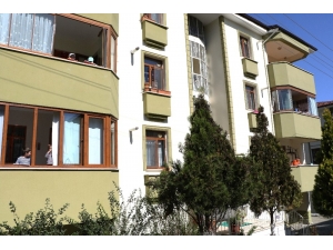 Evden Çıkamayan Çocuklar Balkondan Balkona Oyun Oynuyor