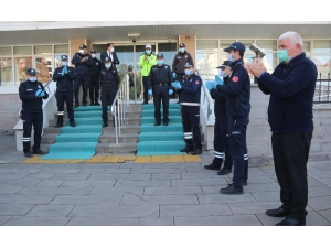 Zabıtalardan Polislere Marşlı Kutlama