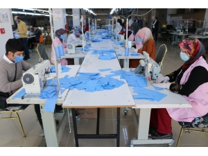 Bolu’da, Giyim İşi Yapan Fabrika Günlük 15 Bin Maske Dikiyor