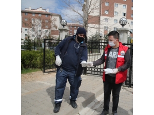 Gölbaşı Belediyesi Apartman Görevlilerine Maske Dağıttı