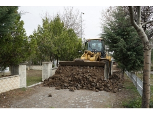 Mezarlıklarda Bakım Ve Yenileme Çalışması Yapılıyor
