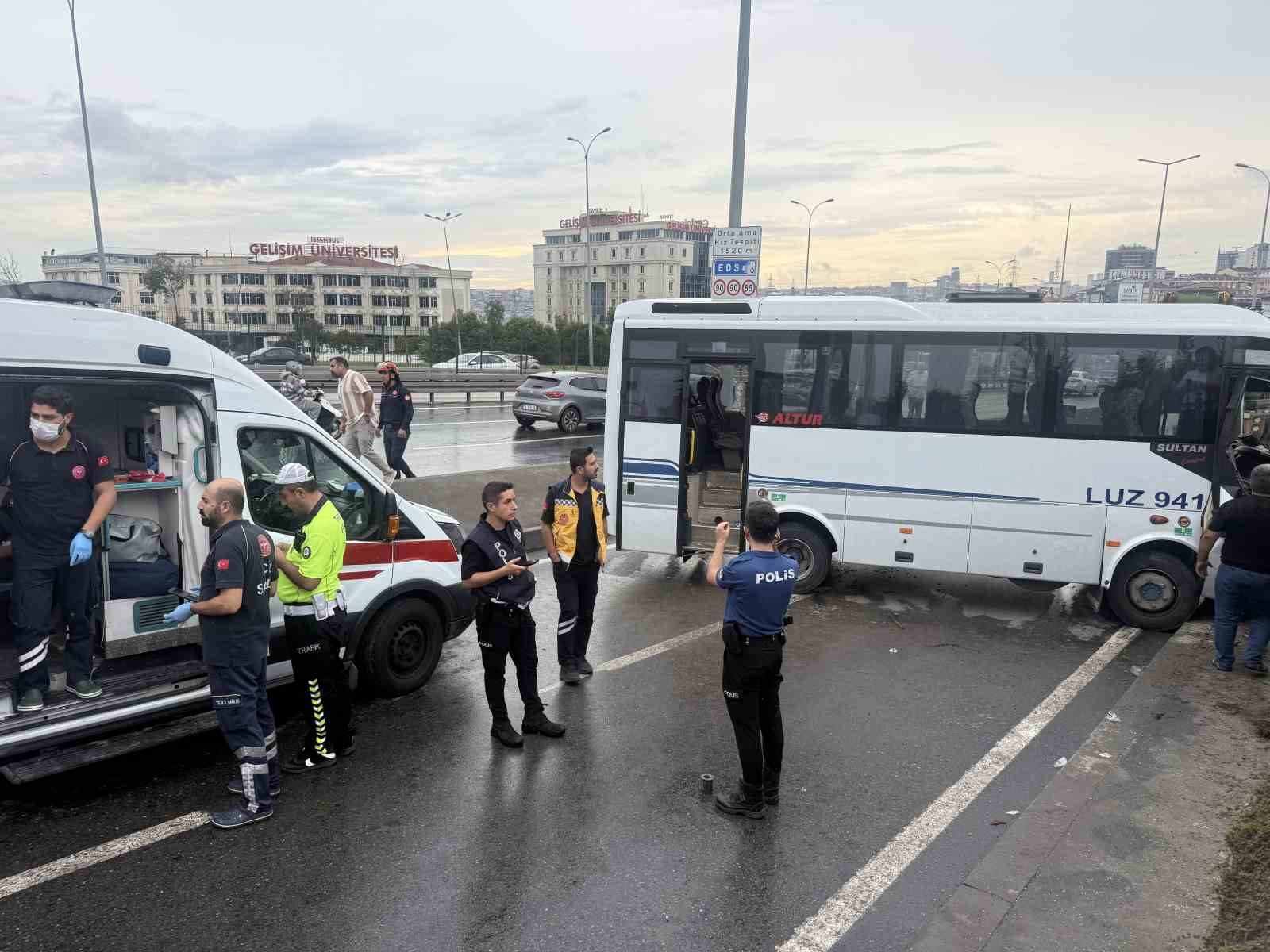 avcilar-d-100-yan-yolda-servis-midibusu-kaza-yapti-olay-yerine-saglik-ve-polis-ekipleri-sevk-edildi
