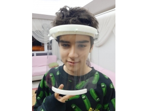 Hemşire Annesi İçin Yüz Koruyucu Siperlik Maske Üretti