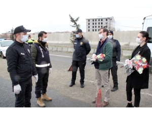 Ağrı’da Öğretmenler, Görev Başındaki Polislere Karanfil Verip Baklava İkram Etti