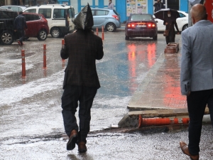 Yağmura Yakalanan Bazı Vatandaşlar, Poşetle Korunmaya Çalıştı