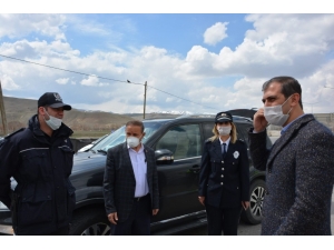 Kaymakam Ve Belediye Başkanı Görev Başındaki Polislere Tatlı İkramında Bulundu