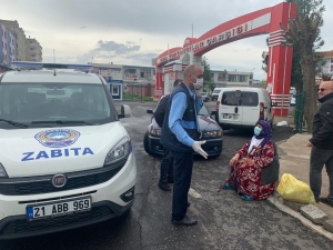 Sokağa Çıkma Yasağından Habersiz Olan 80 Yaşındaki Nineye Bağlar Belediyesi Sahip Çıktı