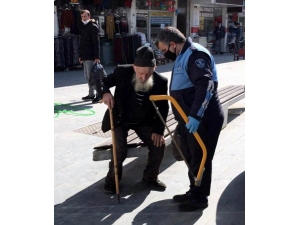 Tekkeköy’de Sokağa Çıkan Yaşlılar Evlerine Götürüldü
