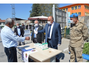 Kaymakam Doğan, Pazar Yerinde Maske Dağıttı