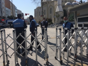 Dörtyol Meydanı’na Bariyerler Kuruldu, Vatandaşlar Sırayla Alınıyor