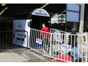 Efeler’de Pazaryerlerinde Dezenfeksiyon Tüneliyle Önlem Alındı