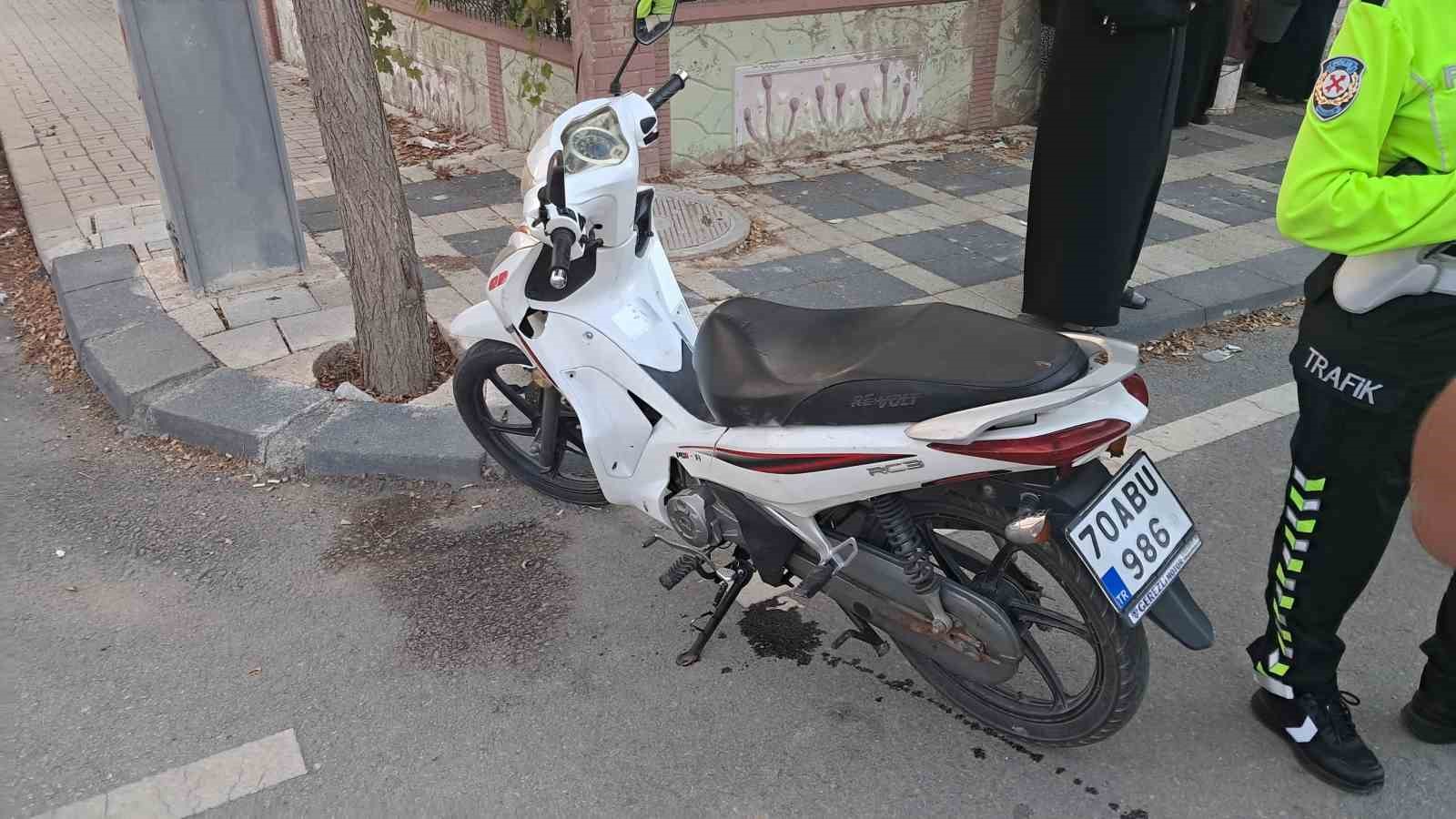 karaman-da-otomobilin-kapisina-carpan-motosiklet-devrildi-2-yarali
