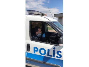 Yalova’da Polis Memurundan Koronaya Şarkı