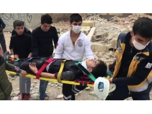 İki Kardeş Çöken Metruk Evin Altında Kaldı