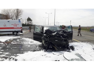 Dumlu Kavşağında Feci Kaza: 3 Yaralı