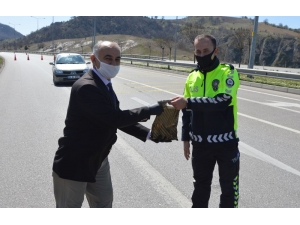 Başkan Özdemir’den Polislere Hediye