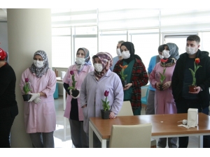 Sağlıkçılar Temizlik Personelini Alkışladı