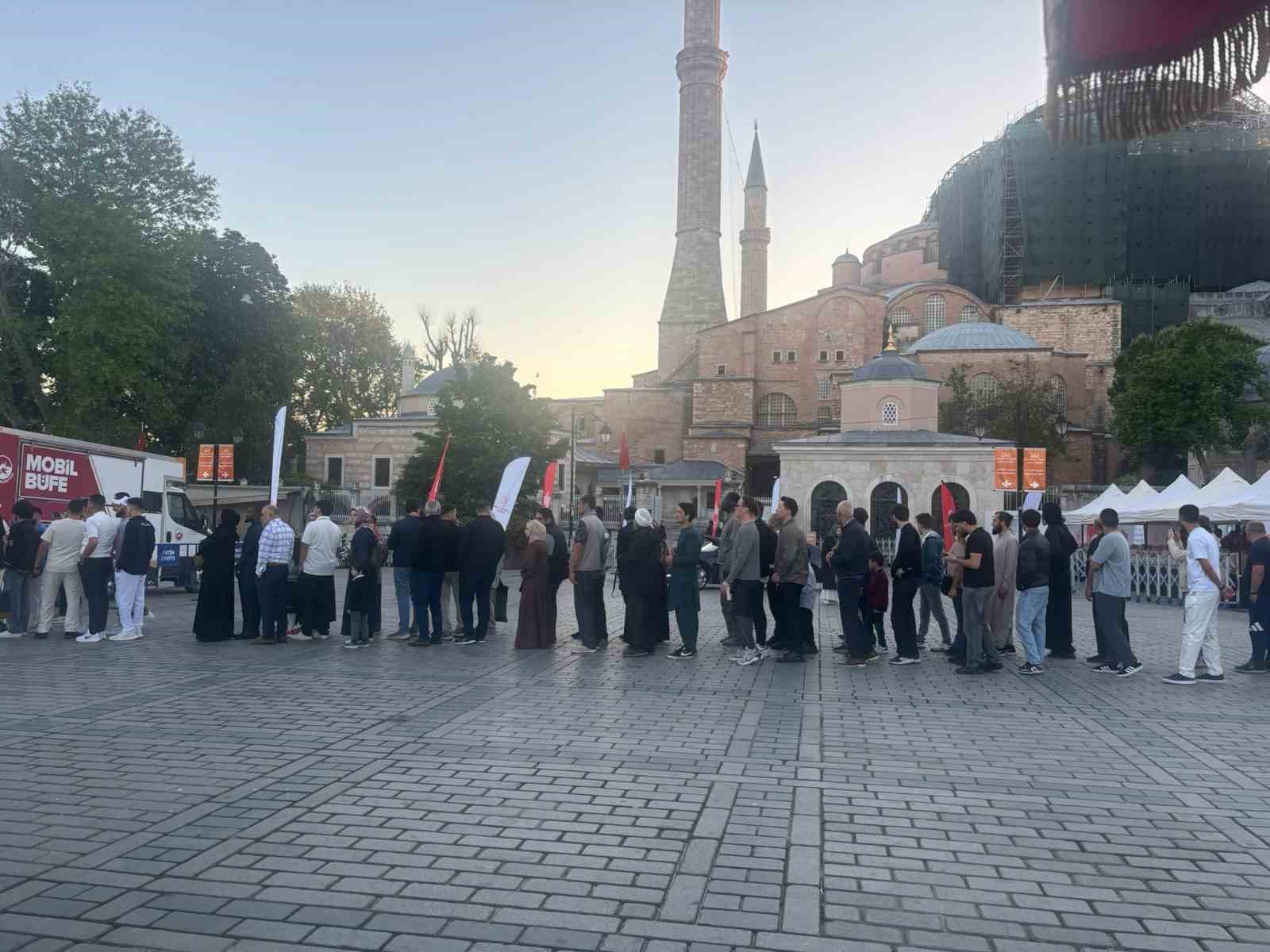 vatandaslar-kurban-bayrami-namazini-ayasofya-da-kildi
