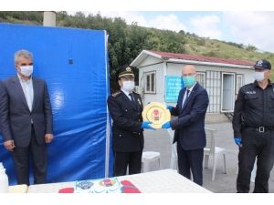 Polis Noktasında Pastalı Kutlama