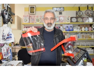 Burdur Esnafı Kendi Maskesini Şeffaf Dosyadan Yaptı