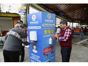 Adana Büyükşehir Belediyesi’nden Semt Pazarı Girişlerine Maske Kabini