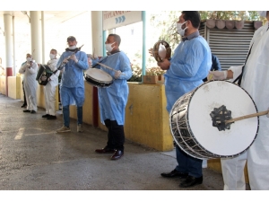 İzmir’de Sağlık Çalışanlarına Moral Konseri