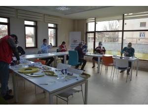 Gönüllü Gençler Günde 200 Adet Siperlik Maske Üretiyor