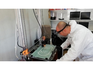 İş Yerindeki 3 Boyutlu Yazıcıyla Siper Maske Yapıp Hastanelere Bağışlıyor