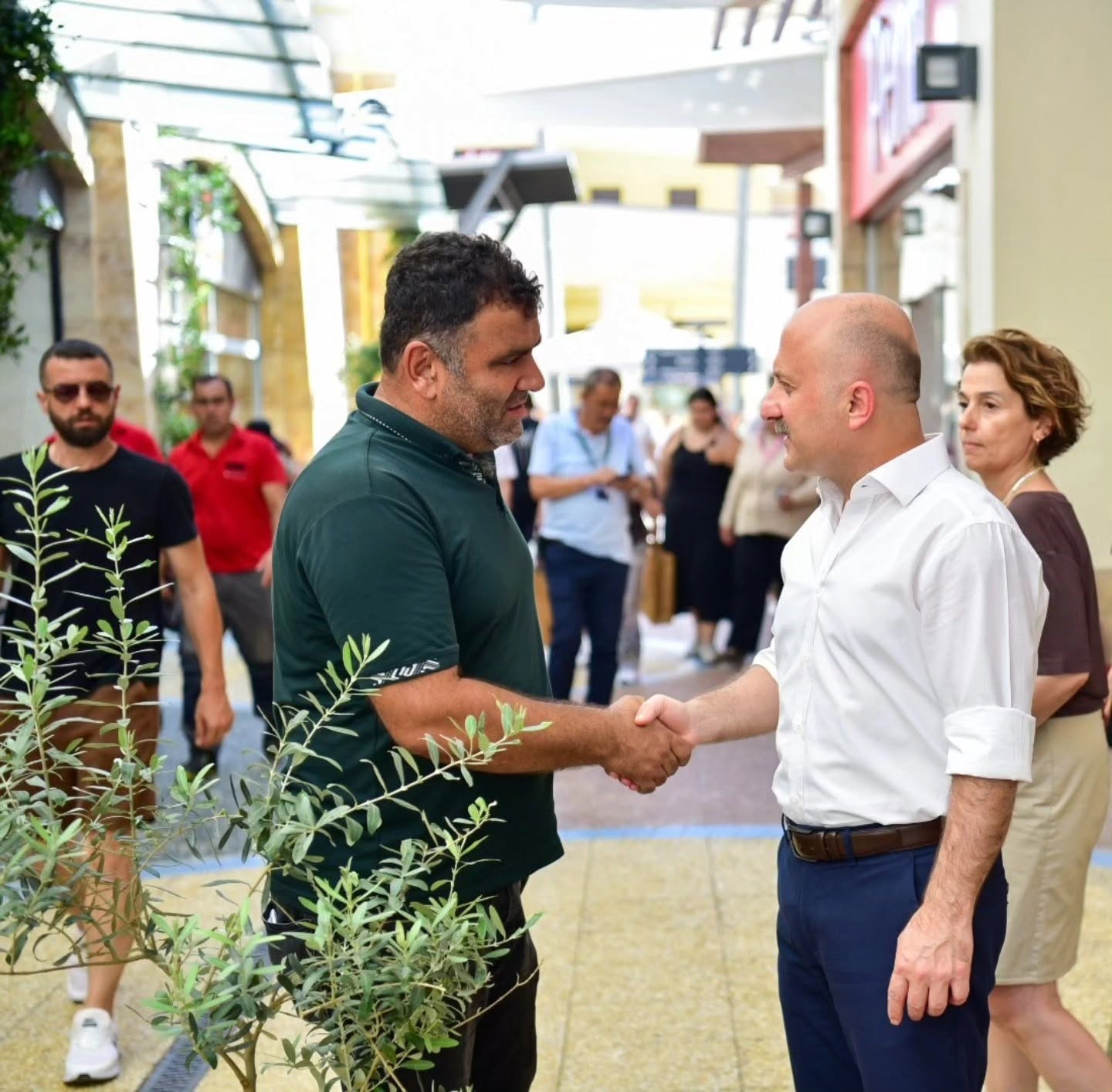vali-varol-alisveris-merkezinde-vatandas-ve-esnafla-bulustu