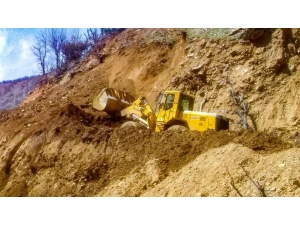 Sason’da Heyelan Nedeniyle Köy Yolu Ulaşıma Kapandı