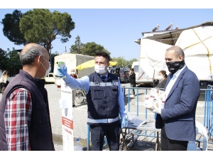 Vatandaşlara Maske Dağıtan Başkan Uzundemir, Sosyal Mesafe Uyarısında Bulundu